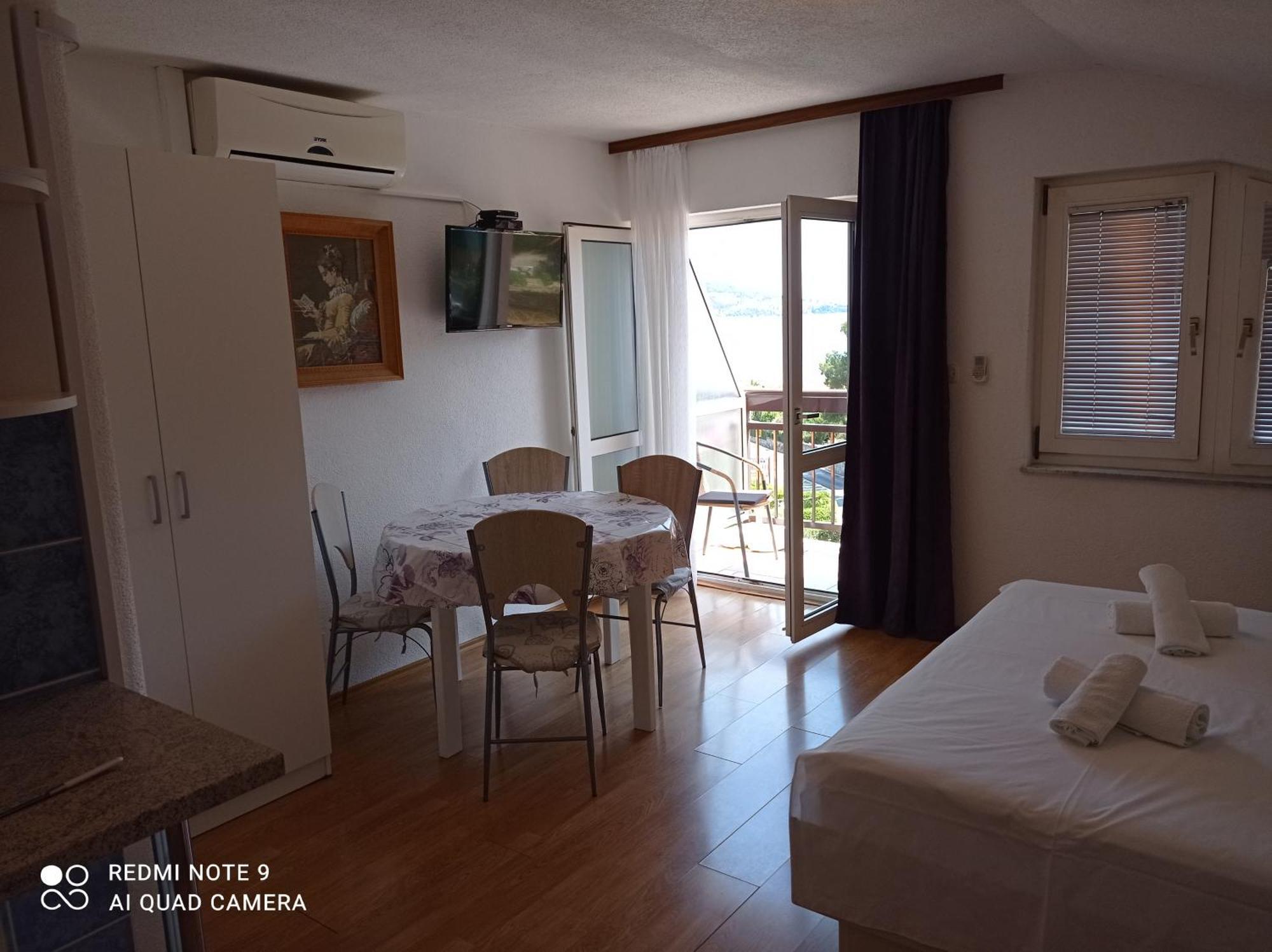 Apartments Mihovil Omis Ruang foto