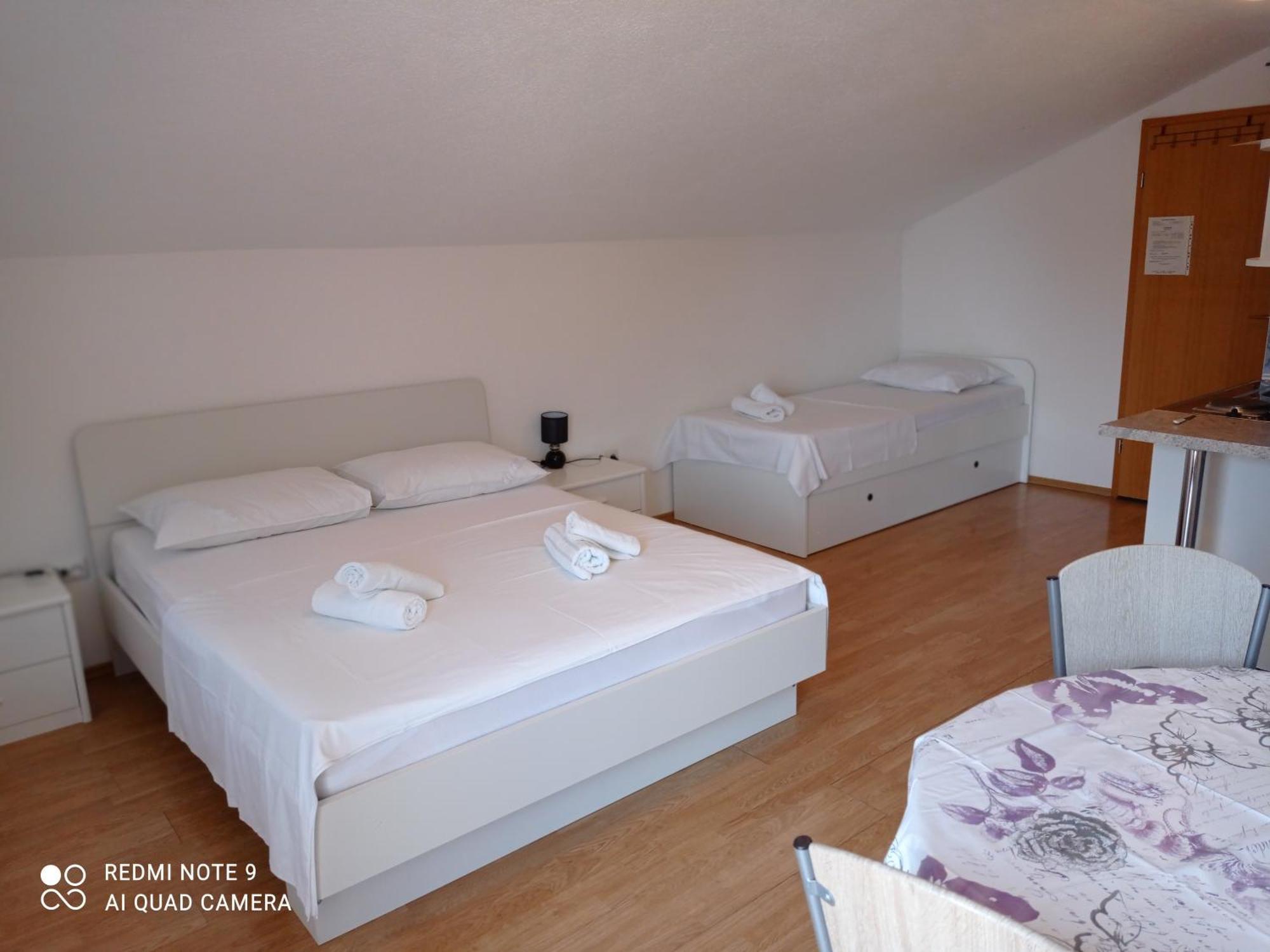Apartments Mihovil Omis Ruang foto