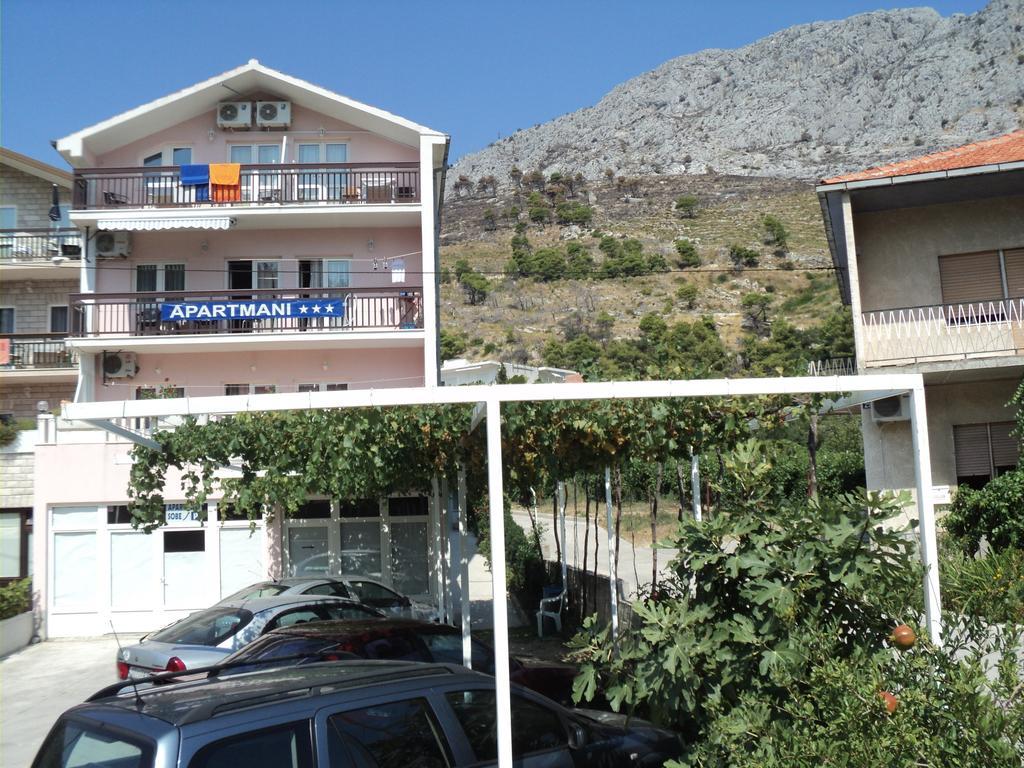 Apartments Mihovil Omis Bagian luar foto